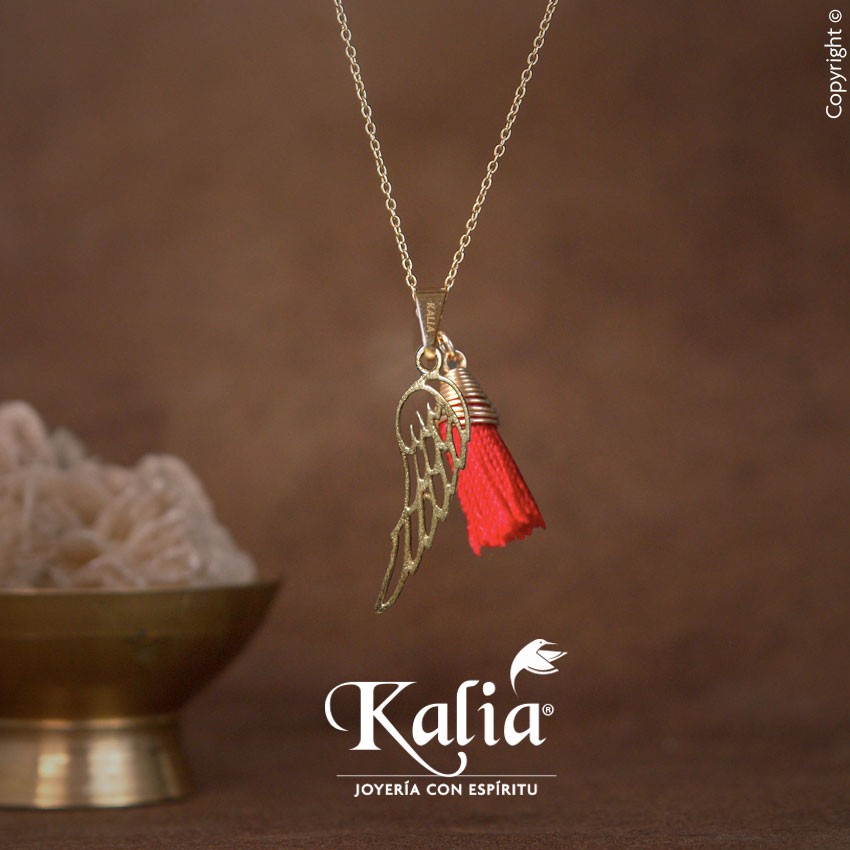 Dije de Ala Dorada con Borlita