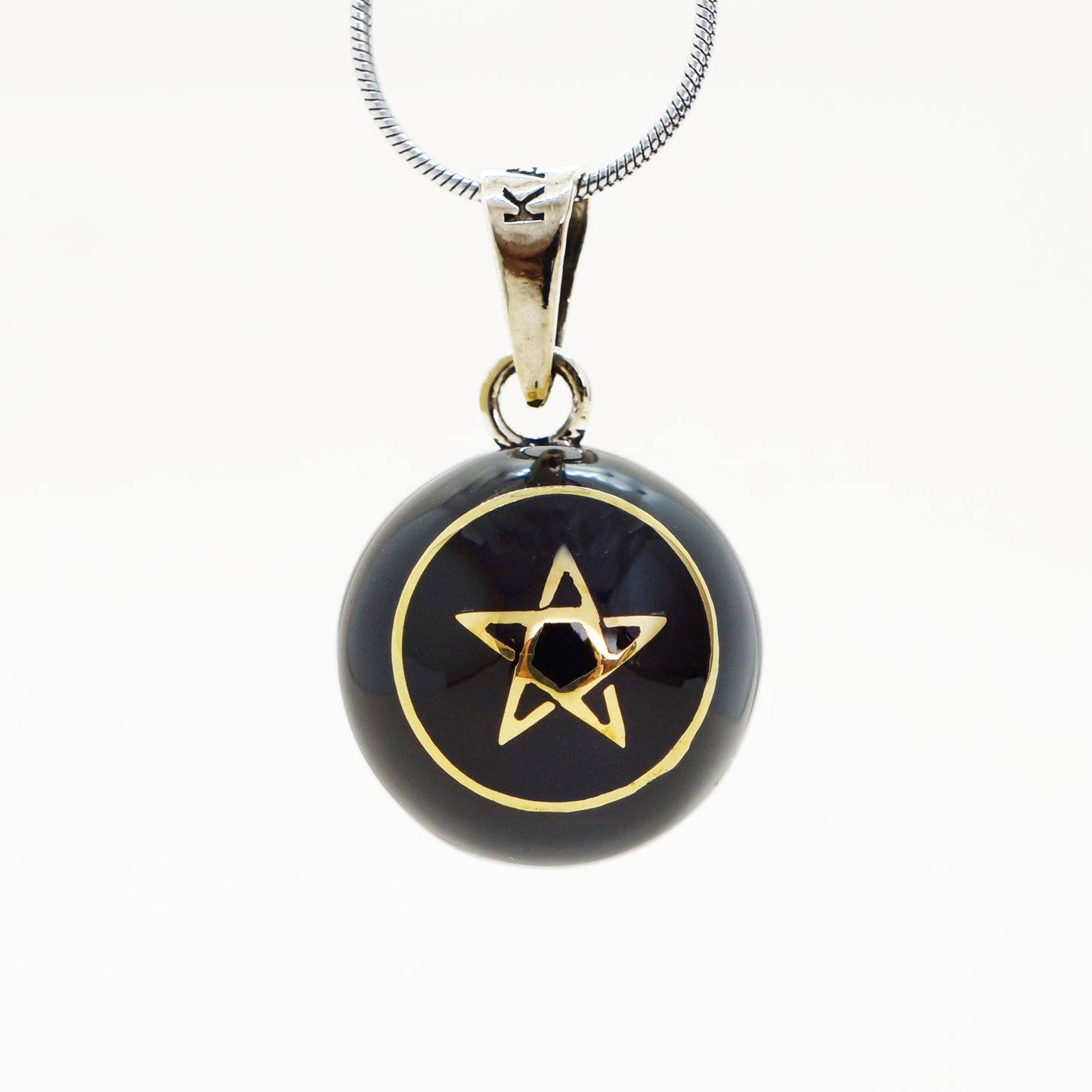 Tetragramaton negro med